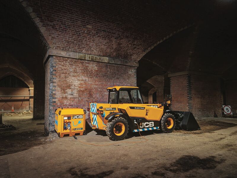 JCB Loadall髮(fa)布首款純電(dian)動(dòng)伸縮臂叉裝(zhuang)車(che)